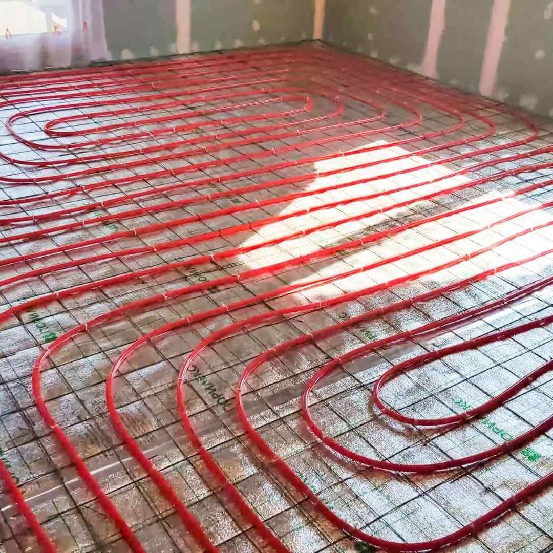Image de gaines de chauffage au sol avant pose du plancher